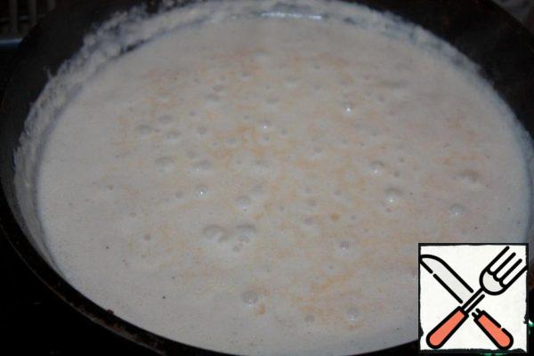 Add cream to the liquid remaining from the squid. I took 20%. Bring to a boil, add 70 g of cheese (preferably Parmesan) and a pinch of nutmeg.