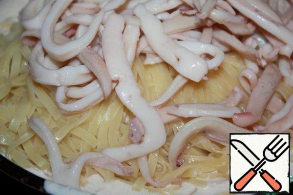 Add the pasta and squid cooked in salted water until al dente. Stir and warm up. The liquid from the squid has a salty taste, plus the salinity of the cheese, you do not need to add salt.