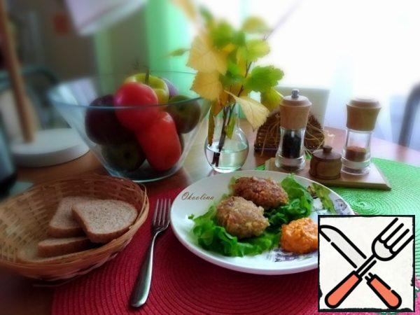 Transfer the cutlets to a plate and serve immediately hot. I'll serve meatballs with vegetable caviar. If anyone is interested in the recipe, then below I will give a link.