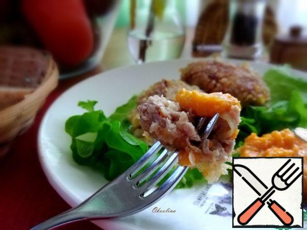 We begin to eat, dipping a piece of cutlet in vegetable caviar. Cutlets are suitable for any side dish: mashed potatoes; macaroni; buckwheat; millet; rice...