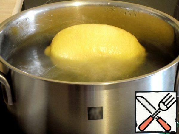 Bring the water in a saucepan to a boil, put the lemon in it, cook for 2 minutes at an active boil, constantly turning it over so that the bitterness comes out and the crust becomes softer. For small lemons, one minute is enough. Then pour cold water over the lemon to stop further warming.
If you like the light bitterness and natural hardness of the lemon crust, skip this step.