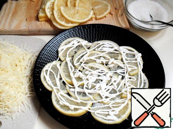 Put a lemon on the sugar in one layer, lightly sprinkle with sugar, spread sour cream with a spoon or cover with a mesh, add a thin layer of sugar.