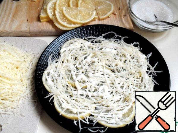 Sprinkle cheese on top, you can make a layer of cheese thicker.
