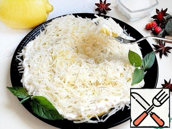Remove to the cold for 15-20 minutes, so that the lemon is soaked in sugar and sour cream.
The appetizer (or dessert) turned out to be fantastically delicious, the combination of lemon and cheese is incredibly harmonious.
All products are given based on one lemon, it is more than 200 g, take sour cream and cheese generously, and the amount of sugar - based on the lemon acid, they are different in taste everywhere, the cheese should not be very salty and not clog the lemon flavor with its aroma.