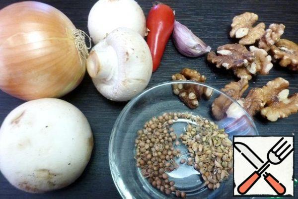 Prepare the remaining ingredients. Peel the onion and garlic and wipe the mushrooms with a napkin if there is any contamination.