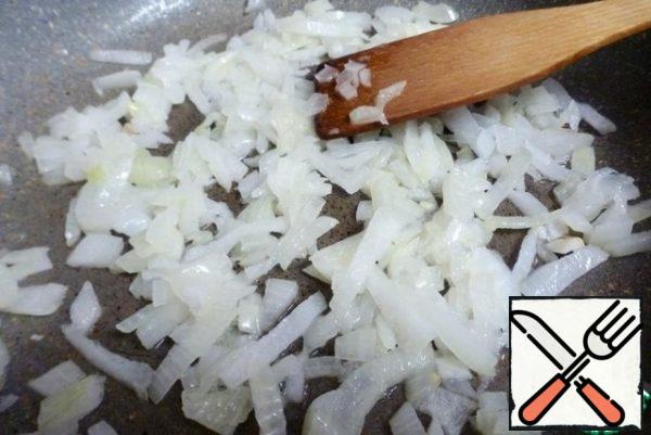 In a frying pan, fry the chopped onion until transparent.
