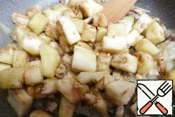 Squeeze the eggplant well and send it to the pan with the onions and mushrooms.