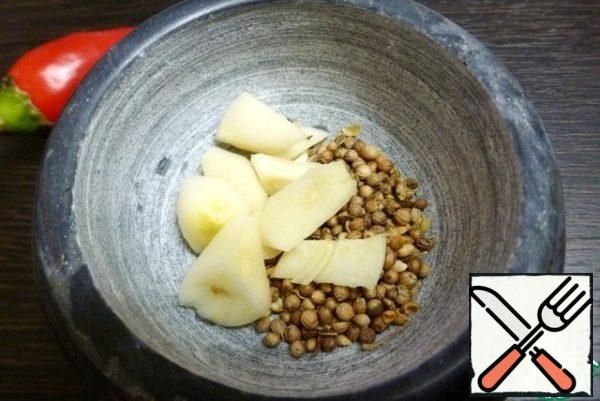 In a mortar, mash the coriander and utsho-suneli together with the garlic. Pour in the mass of grape (or Apple) vinegar.