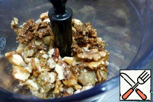 Put the contents of the pan, walnuts and fragrant garlic paste in a blender bowl. Add a slice of chili for spice, if you like.
