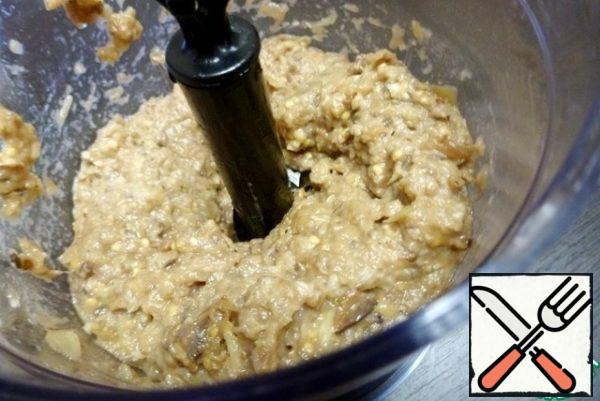 Grind with a blender until almost smooth.
If the mass is too thick, you can add a little boiled water. Taste and add what you are missing - salt, vinegar or pepper.