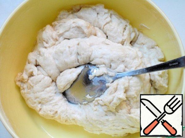 To prepare the dough, dilute the raw yeast and 2 tsp sugar in warm water until completely dissolved. Add a little flour and stir. If the yeast is active, bubbles will appear after a short time, you can knead the dough. Add warm milk, salt, remaining sugar, sour cream, mix well, add sifted flour, knead the dough with a spoon. Add the melted butter. Mix again.