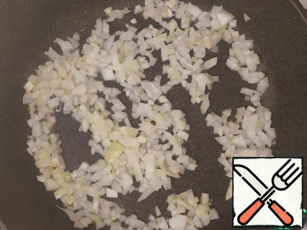 In the same pan, fry the onion and garlic.