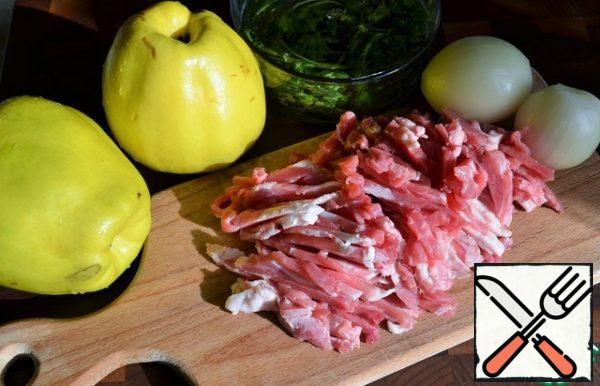 Wash the meat, dry it, and cut it into thin strips. Wash the quince and peel the onion.