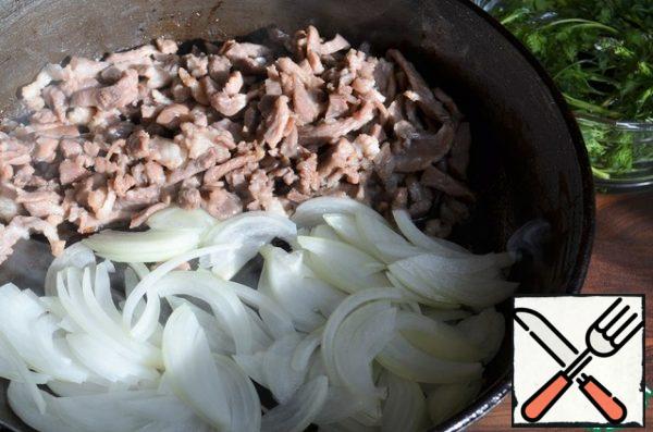 In a frying pan, heat the oil, fry the meat, the fire is above average. Add the onion feathers and fry until the onion is transparent.