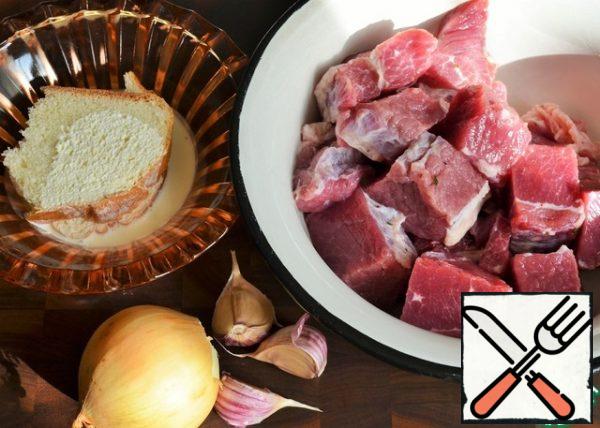 Pour the cream over the loaf slice for 5-10 minutes.
Wash and dry the meat and herbs, peel the onion and garlic.