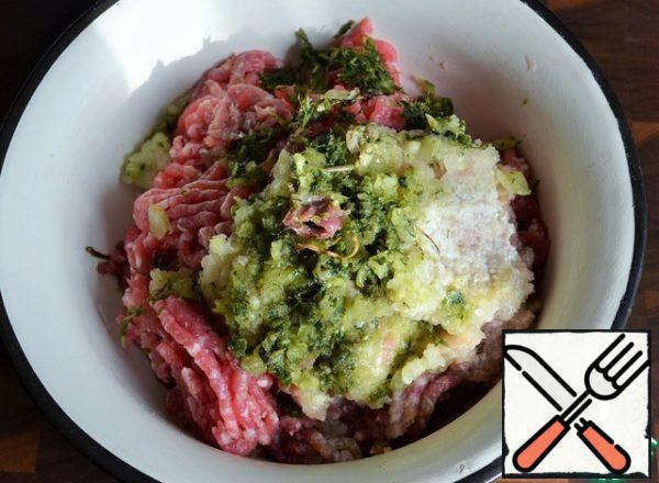 Pass the beef, onion, garlic and herbs through a fine grate of a meat grinder.
Add the soaked loaf and cream.