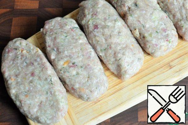 Form cutlets, 100-110 g each.. Breading blanks in semolina.