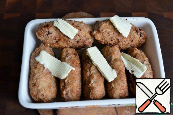 Transfer the cutlets to a fireproof form, add the butter and bring to readiness in the oven, 10 minutes at 190 degrees or in the microwave-power 800-1000 W., 2-4 minutes.