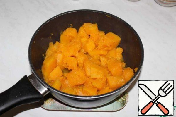 Simmer the pumpkin under a closed lid and add water for 15 minutes. Punch with a blender.