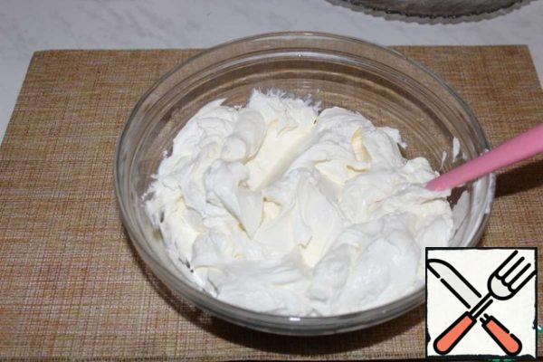 Beat the curd cheese with cream and powdered sugar.