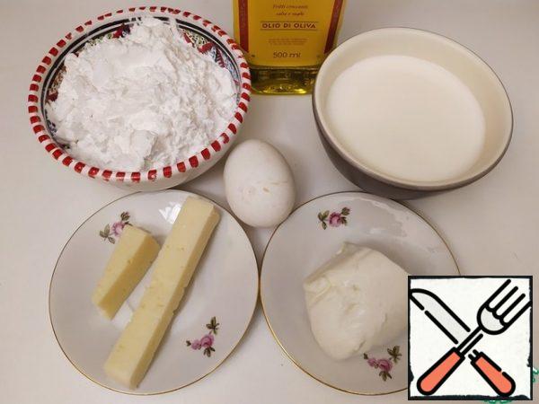 For Brazilian cheese bread, it is necessary to take the flour (often called "starch") of tapioca, and not the balls that can be found on sale.
You will need soft cheese (such as mozzarella) and hard cheese (such as Parmesan).