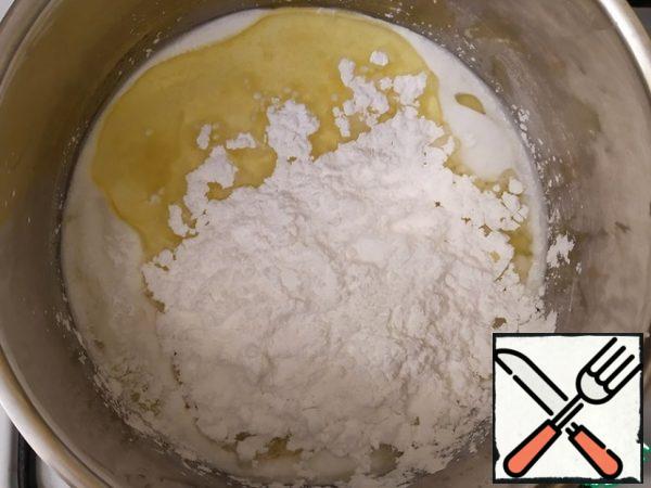 Turn off the heat, add flour, and knead the dough.