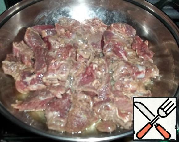 Cut the meat into small pieces. I season the meat with salt, a mixture of peppers and add 1 tsp of mustard. Leave it for an hour. In a deep saucepan with a lid, heat 2 tablespoons of oil, put the meat, cover, and simmer for 20 minutes. The meat will give juice and will be stewed in its own juice.