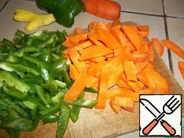 Carrots cut into large pieces ( circles or bars, to taste), green pepper is also cut into large strips.
