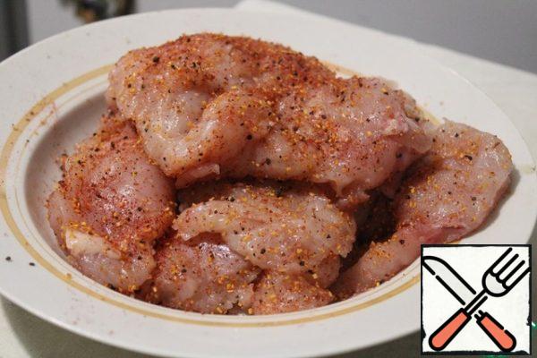 Cut the breast fillet in half and chop it off. Add salt, spices and mix, let stand.