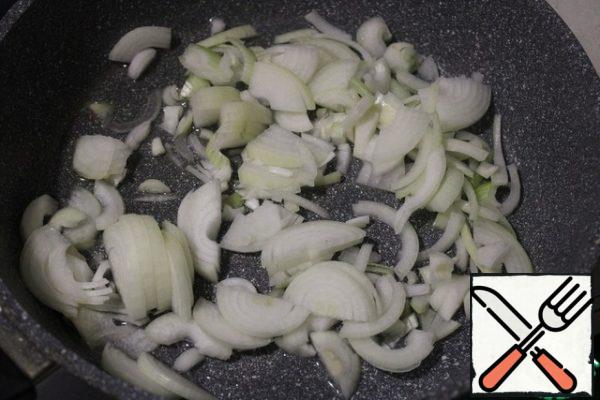Cut the onion into half rings and add to the pan.