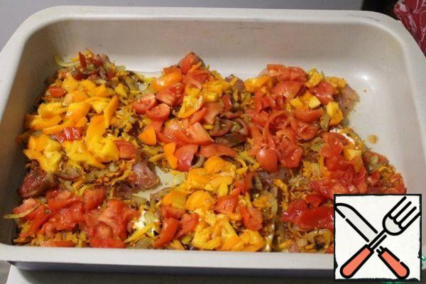 Cut the tomato into cubes and put it on top of the roast.