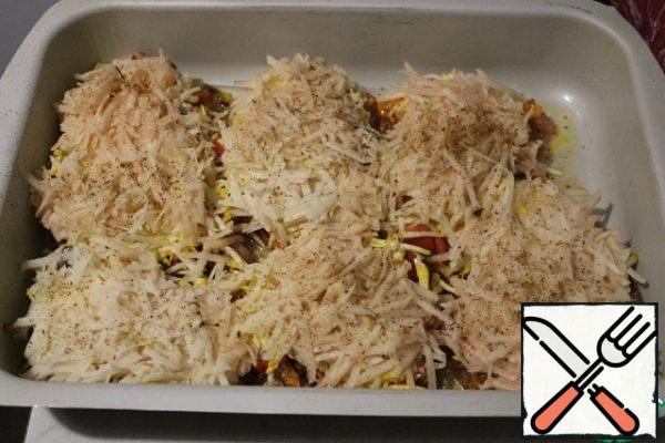 Grate the potatoes and put them on top of the zucchini, top with salt, black pepper and a little mayonnaise.