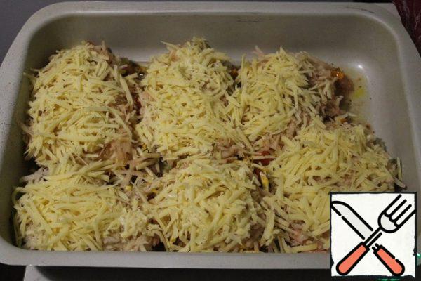 Grate the cheese and put it on top of the potatoes, add the spices and send it to the oven for 40 minutes at 200 degrees.