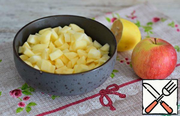 Peel apples, cut into small cubes, pour lemon juice, mix. The weight of already peeled fruit is shown.
