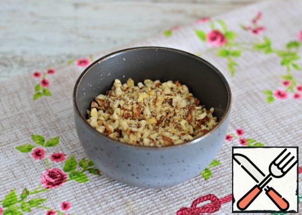 Heat the nuts in a dry pan or in the oven, chop them quite finely, but not in flour. Pieces of nuts should be felt in the finished dish.
Hazelnut is perfect in this pie. But with walnuts it turns out very well.