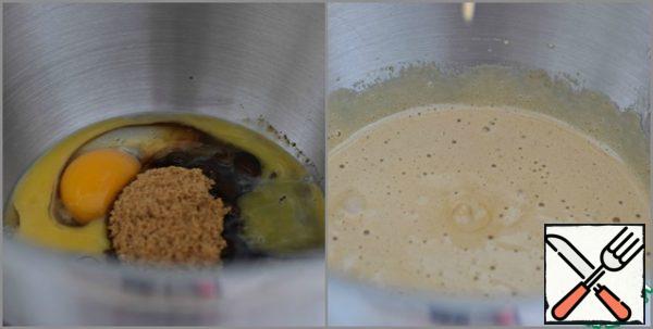 You can already turn on the oven to warm up. T 180°.
Beat eggs with sugar until the latter is completely dissolved. In the absence of brown sugar, you can use white.