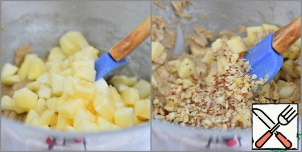 Add the apples (along with lemon juice) and 50 g of nuts to the dough. Stir.