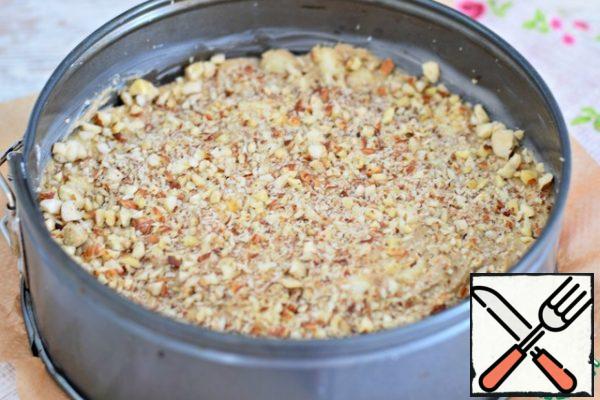 Sprinkle with the remaining nuts.
Bake the cake for 35-40 minutes at the above temperature. Always consider the specifics of your oven.
