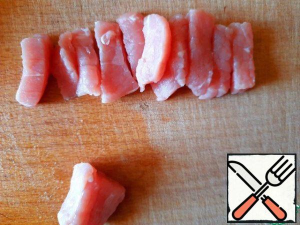Cut the meat into thin strips.