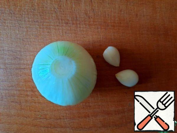 Peel the onion and garlic.