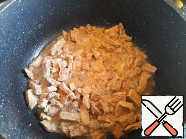 Brush the bottom of a frying pan or saucepan with oil. Lay out the meat and simmer a little over medium heat.