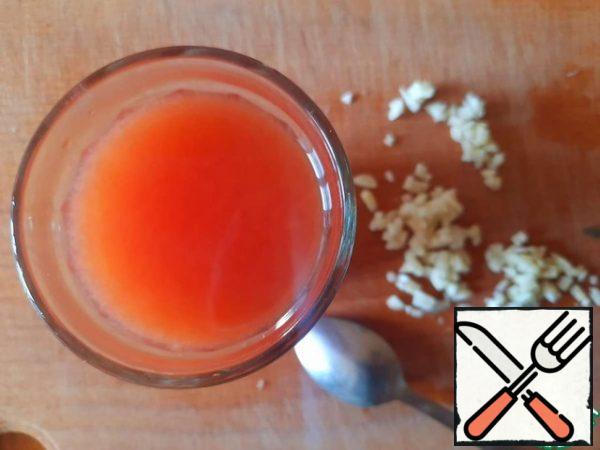 Dissolve the tomato paste in 1 Cup of boiling water. Stir.