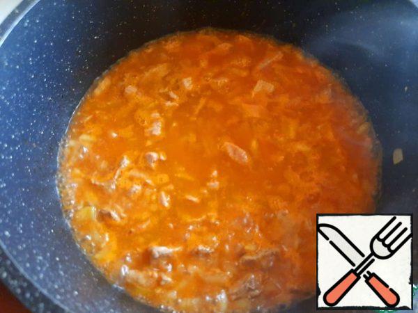 Add the diluted pasta to the meat. Then add 1 more Cup of boiling water to it. Simmer under the lid on low heat for 30-40 minutes.