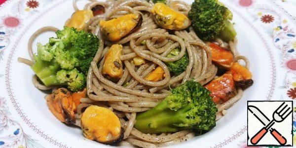 Leave a couple of minutes on the fire, in order to make friends with the products.
Decant the pasta and add to the sauce. Do not forget to add a ladle of water from the pasta and press a couple of small broccoli with a fork to get a delicious and beautiful sauce. This dish is not sprinkled with cheese, but if you really want it, you can!!
