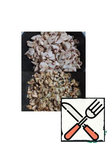 Peel the mushrooms, cut them and fry them in a pan with 1 onion.