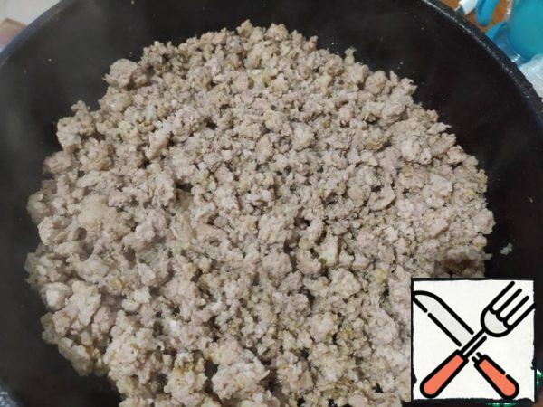 Fry the minced meat in a pan with 1 onion, with the addition of spices and salt.