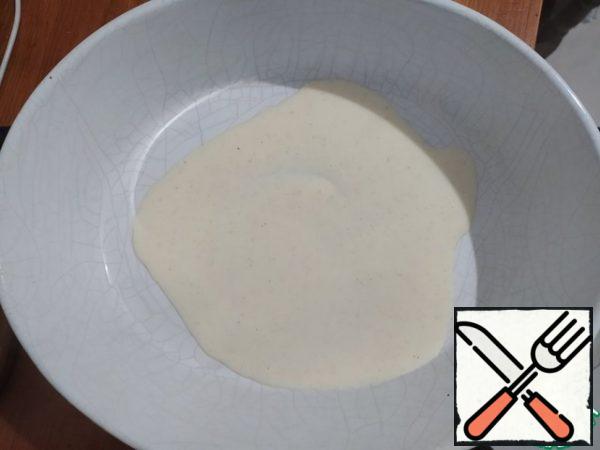Pour a small portion of milk into a saucepan in a thin stream. Stir well. Then add a small portion (1/3 part) of milk again. Stir. Pour in the remaining milk. The flour should completely disperse in the milk-dissolve. Cook the sauce over low heat until it thickens. Ready-made sauce or use immediately, or cover with plastic wrap so that it rests on the surface. Otherwise, the sauce will be covered with foam.
The consistency of the sauce should be like dough for thin pancakes.