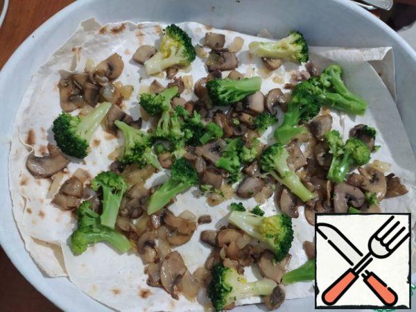 The next layer is mushrooms and broccoli. And again part of the sauce (2/3 ladle).
And so alternate, until there is enough filling and the height of the form.