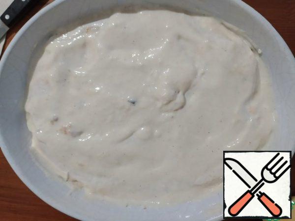 Turn the last layer of pita bread inside to the first layer. Top well with the remaining sauce and sprinkle with cheese.