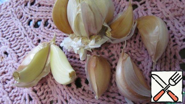 Peel the garlic, cut the large cloves in half lengthwise, and leave the medium and small ones whole.